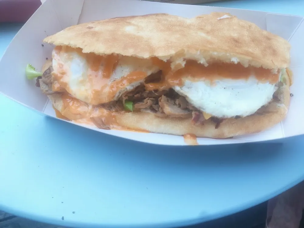 Kebab Royal Avec Deux Oeufs Sur Le Plat